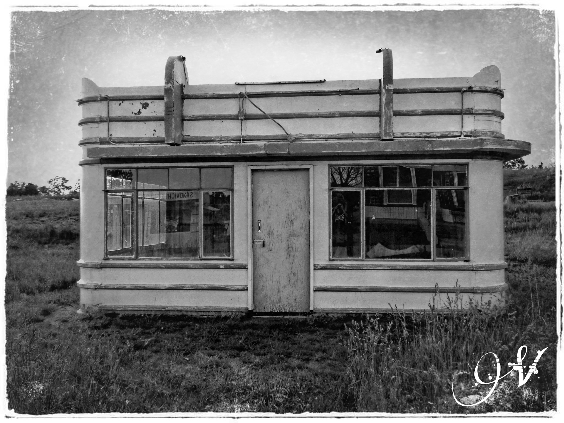 An old forgotten Gas station. blackandwhite photograph... - 1024 x 768 jpeg 212kB